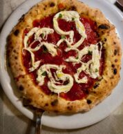 olive, pomodoro e fili di mozzarella (pizzeria Pepe in Grani, Caiazzo)