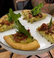 Salsiccia e friarielli (pizzeria Madia, Salerno)