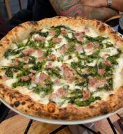 Salsiccia e friarielli (pizzeria Madia, Salerno)