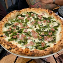 Salsiccia e friarielli (pizzeria Madia, Salerno)