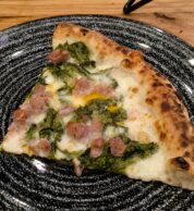 Salsiccia e friarielli (pizzeria Madia, Salerno)