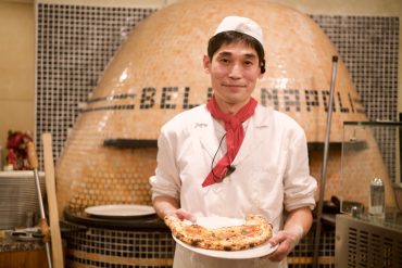 Tetsuya Ikeda davanti al suo forno col Ripieno (Pizzeria Bella Napoli)