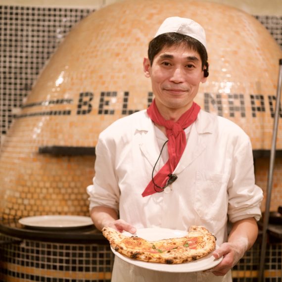 Tetsuya Ikeda davanti al suo forno col Ripieno (Pizzeria Bella Napoli)