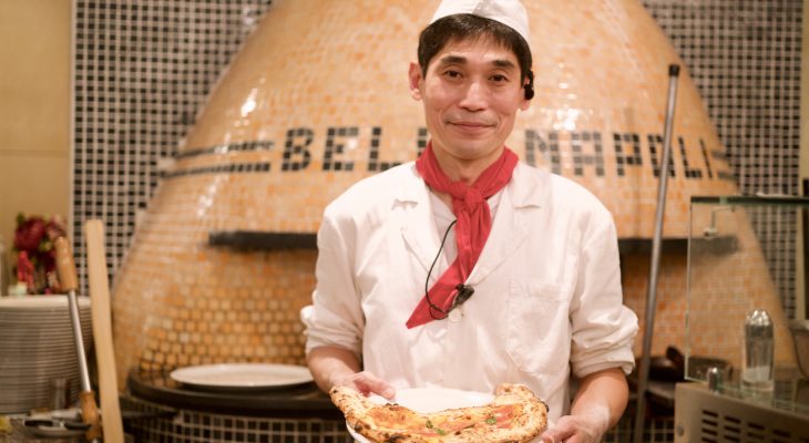 Tetsuya Ikeda davanti al suo forno col Ripieno (Pizzeria Bella Napoli)