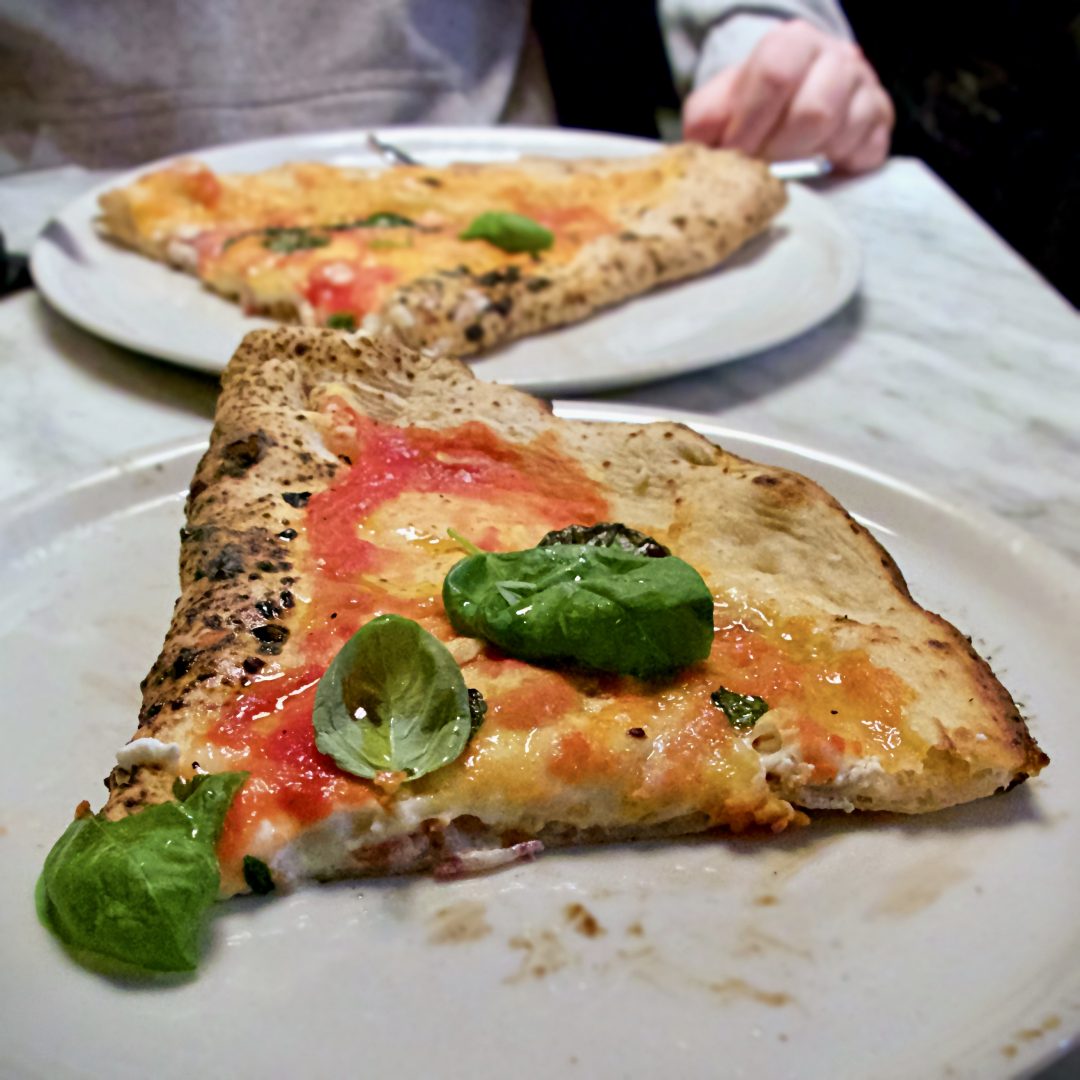 Ripieno (calzone) con salame, ricotta, mozzarella e pepe de L'Antica Pizzeria da Michele Milano