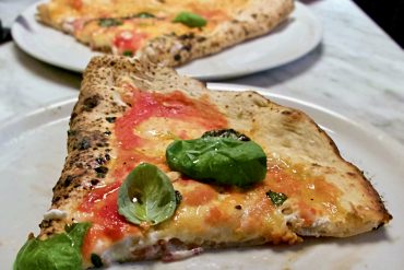 Ripieno (calzone) con salame, ricotta, mozzarella e pepe de L'Antica Pizzeria da Michele Milano