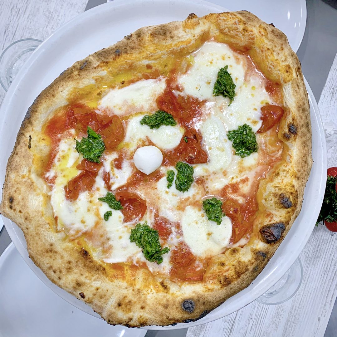 Margherita rivisitata con crema di basilico (Pizzeria La Traversa Fuorigrotta)