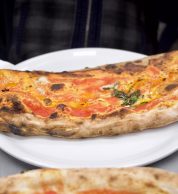 Il ripieno con salame, ricotta e pepe (Pizzeria Napoli Centro)