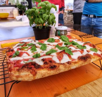 Pizza romana in teglia fatta in casa