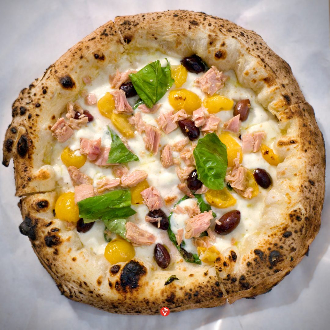 Pizza con tonno, pomodori gialli, olive di Gaeta (Divina Vietri)