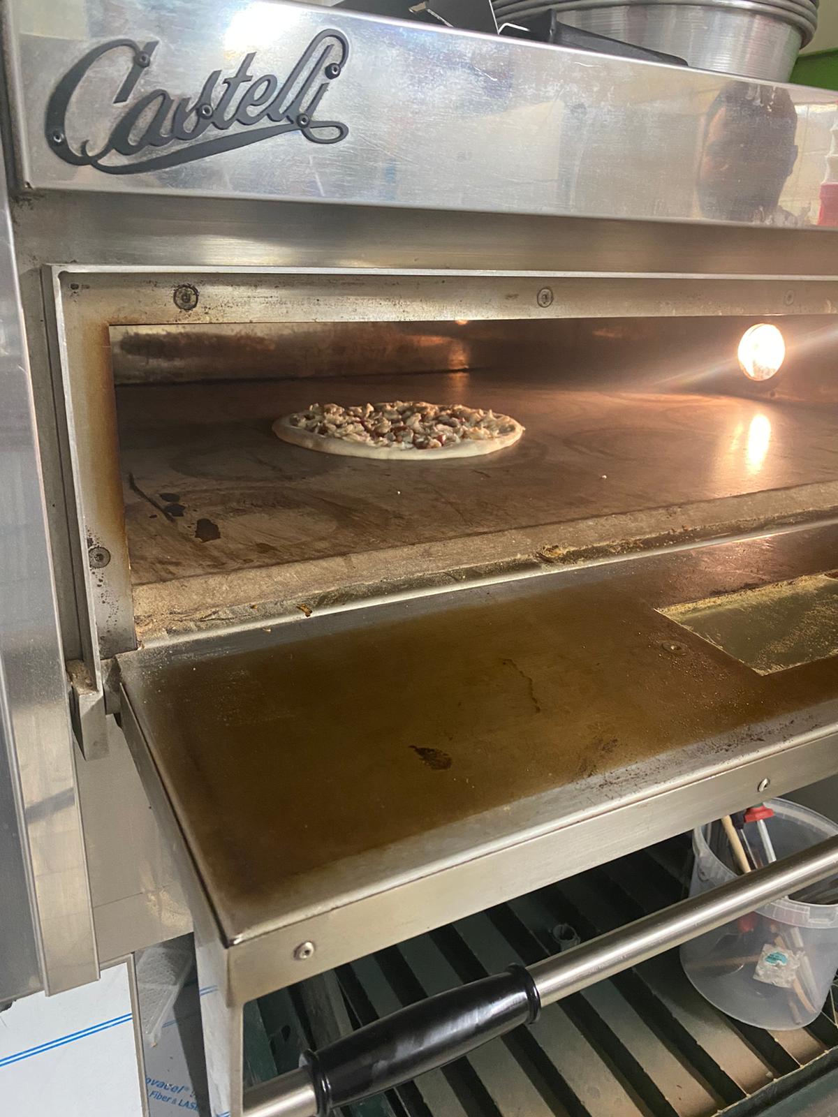 Cottura nel forno elettrico a 250/300 gradi per la pizza Casatiello