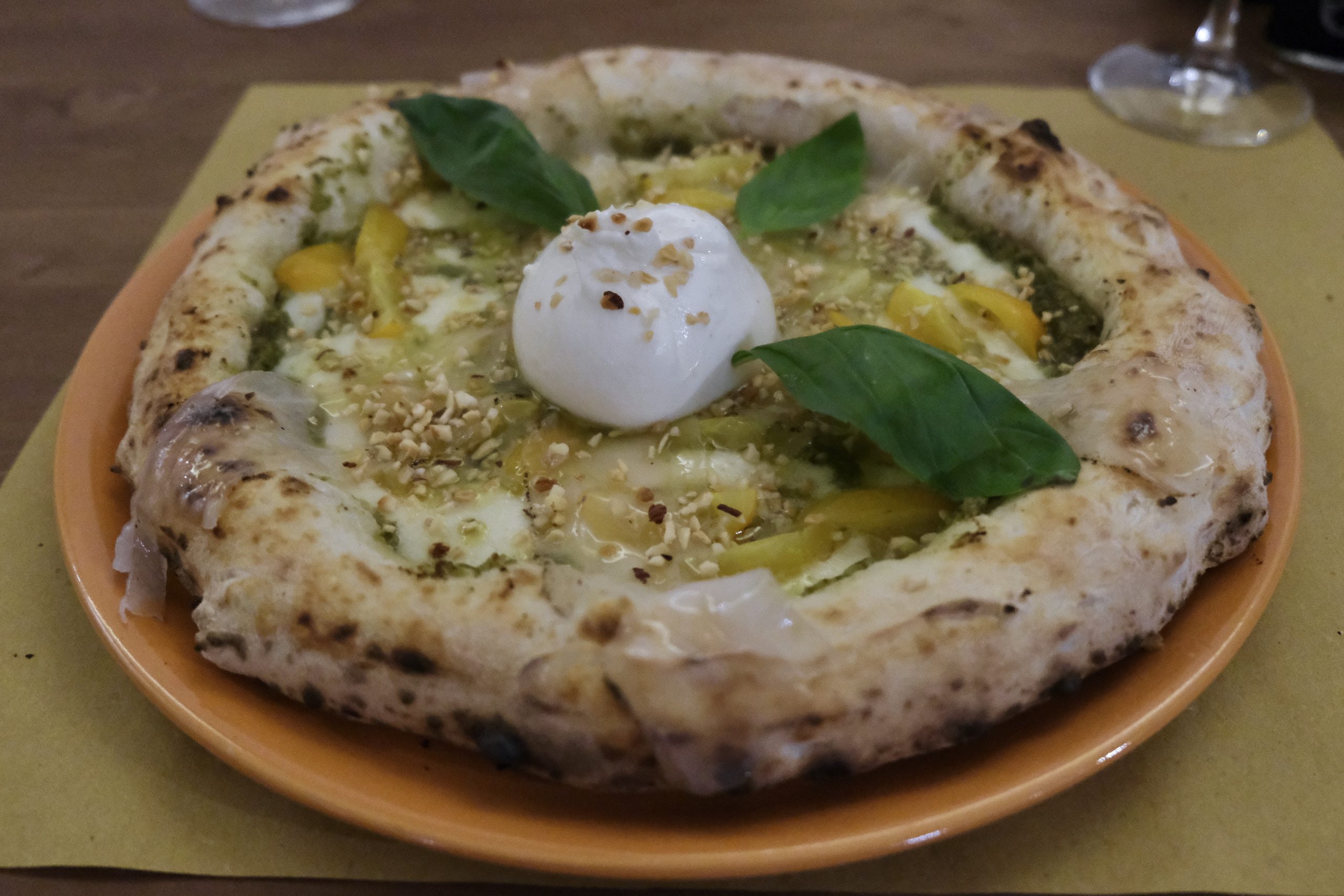 Gina con fior di latte, crema di asparagi, lardo di Colonnata, pomodori secchi, tarallo napoletano sbriciolato (Pizzeria Verace, Perugia)