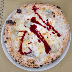 Super 4 Formaggi coi frutti di bosco (Pizzeria La Gatta Mangiona, Monte Verde, Roma)