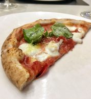 Margherita gourmet con mozzarella di bufala (Pizzeria La Notizia 94, Fuorigrotta, Napoli)