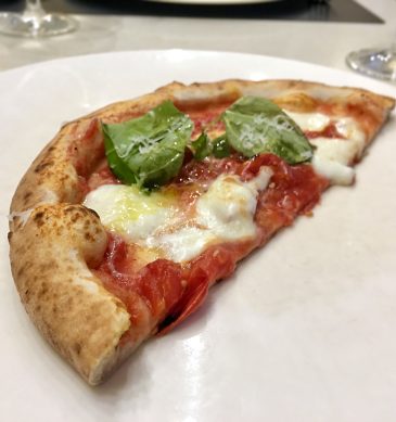 Margherita gourmet con mozzarella di bufala (Pizzeria La Notizia 94, Fuorigrotta, Napoli)