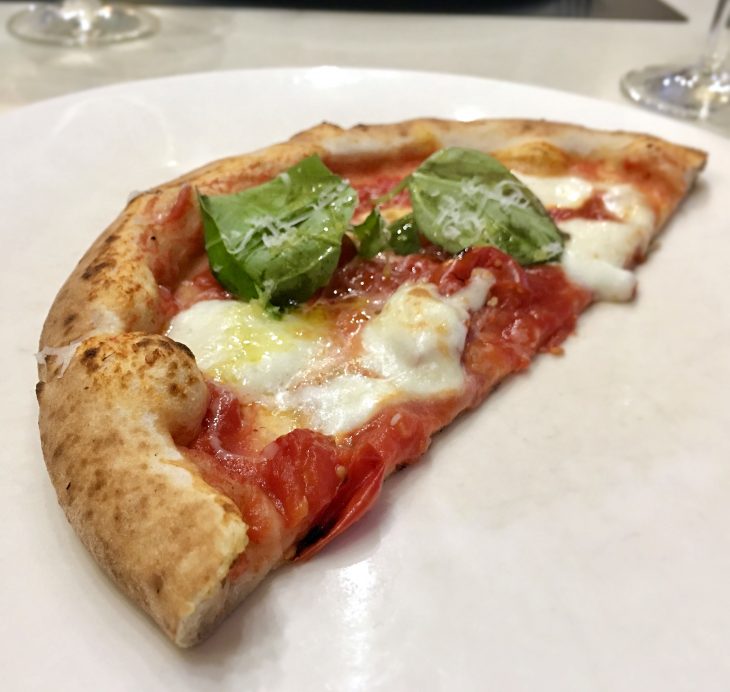 Margherita gourmet con mozzarella di bufala (Pizzeria La Notizia 94, Fuorigrotta, Napoli)