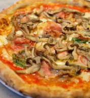 Pizza funghi e prosciutto (Pizzeria Al Camino, Kyoto)