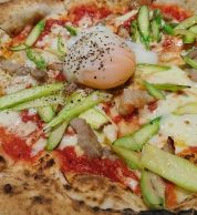 Pizza con uovo (Il Pinolo Pizza Bar, Fujimi)