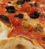 Rossa con olive dettaglio (pizzeria osteria Babbo, Odawara)