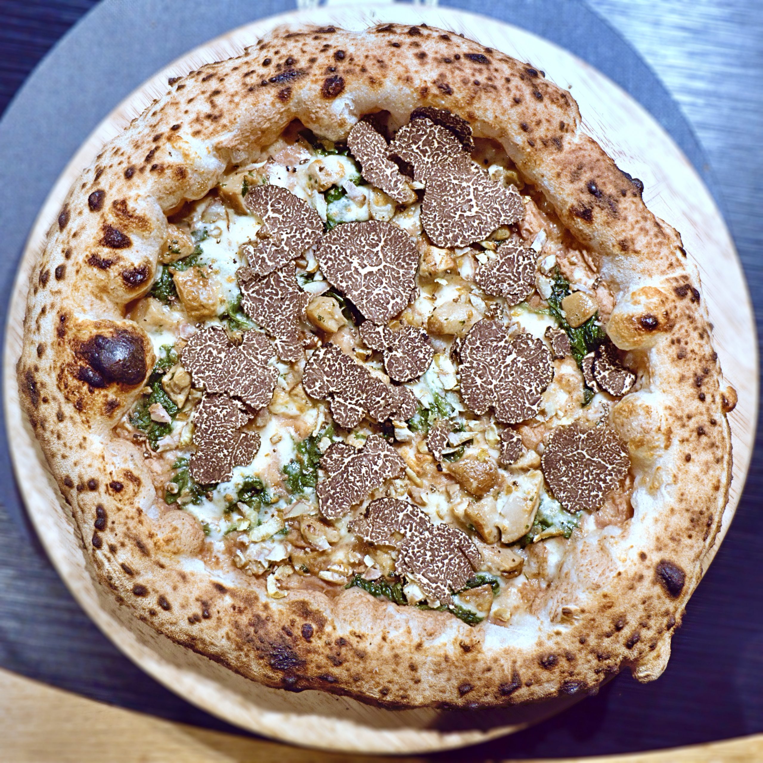 Pizza con noci e tartufo (Pizzeria Da Lioniello, Succivo, Caserta)