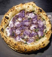 Pizza con patate viola (Pizzeria Da Lioniello, Succivo, Caserta)