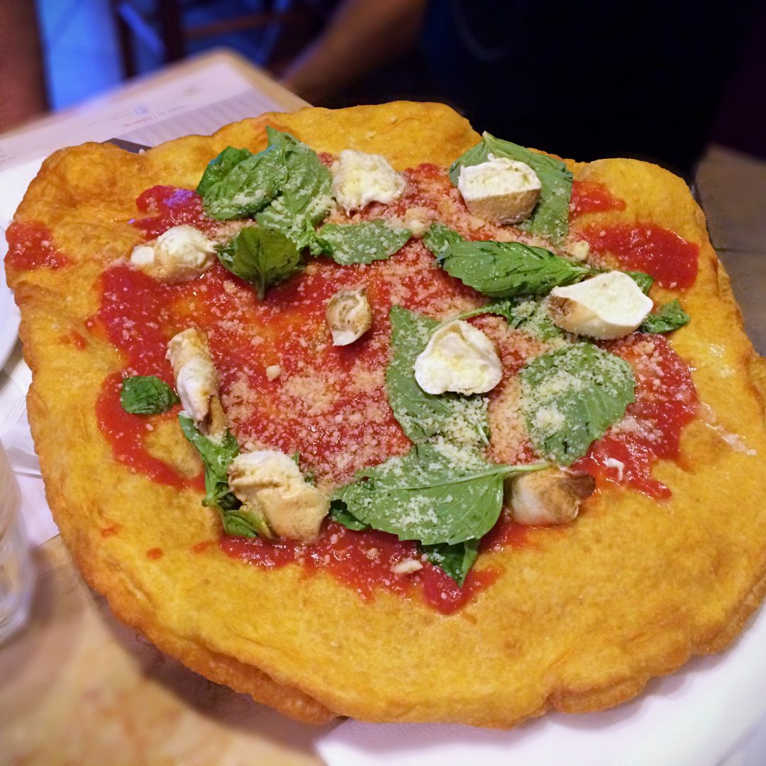 Pizza fritta (Pizzeria Concettina ai Tre Santi, Stella, Napoli)