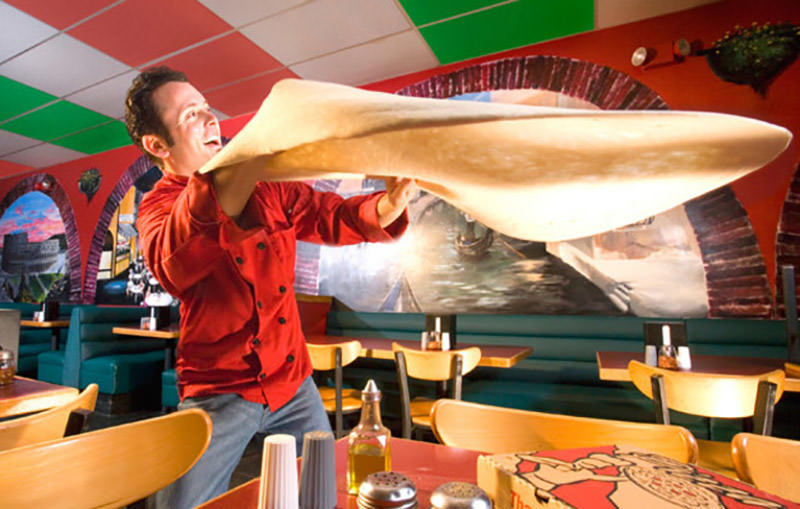 Tony Gemignani fa roteare una pizza enorme per due minuti