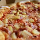 Pizza con ananas hawaiana