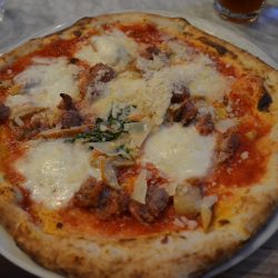 Pizza con salsiccia e scamorza (Pizzeria Sacro Cuore, Brent, Londra)