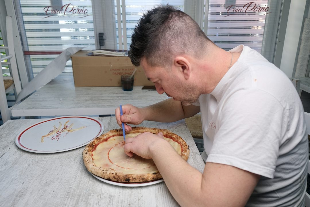 Errico Porzio al lavoro sulla Pizza NieR Ver. Emila