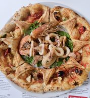 Pizza con frittura di pesce (Pizzeria Rosso Vivo, Chianciano Terme)