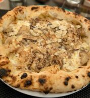 Pizza base bianca (pizzeria La Bolla, Caserta)