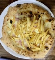 Pizza con cotto e patatine (Pizzeria Pirozzi, Ischia)
