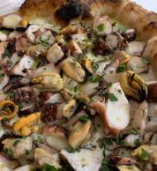 Pizza Frutti di mare (Pizzeria Onda Verde "Da Finistone", Mondragone)