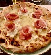 Pizza Corten con fiordilatte, stracciatella e crudo (Pizzeria Corten, Bologna)