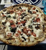 Fiordilatte, porchetta, melanzane fritte e pomodorini (La Pizza Popolare)