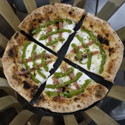 Pizza Alici e pistacchio (Pizzeria Da Nino Pennella, Acerra, Napoli)