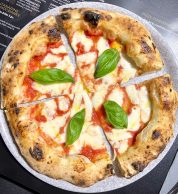 Pizza Margherita (Pizzeria Volù, Catania)