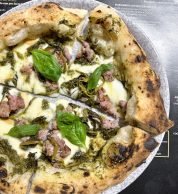 Pizza Salsiccia e friarielli (Pizzeria Volù, Catania)