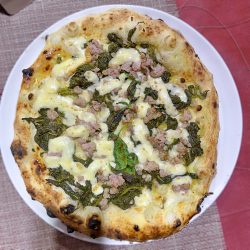 Salsiccia e friarielli (Pizzeria Del Purgatorio, Napoli)