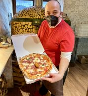 Pizza asporto (Antico Borgo Ai Vergini Rione Sanità Napoli)