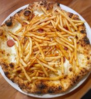 Dettaglio Pizza Würstel e Patatine (Pizzeria Yariyamachi 134, Osaka)