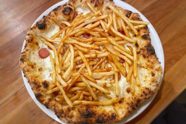 Dettaglio Pizza Würstel e Patatine (Pizzeria Yariyamachi 134, Osaka)