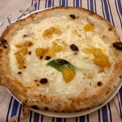 Pizza con pomodorino giallo (Pizzeria Pinterrè, Bologna)
