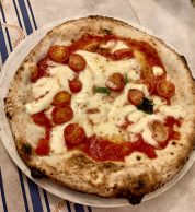 Pizza margherita con pomodorino (Pizzeria Pinterrè, Bologna)
