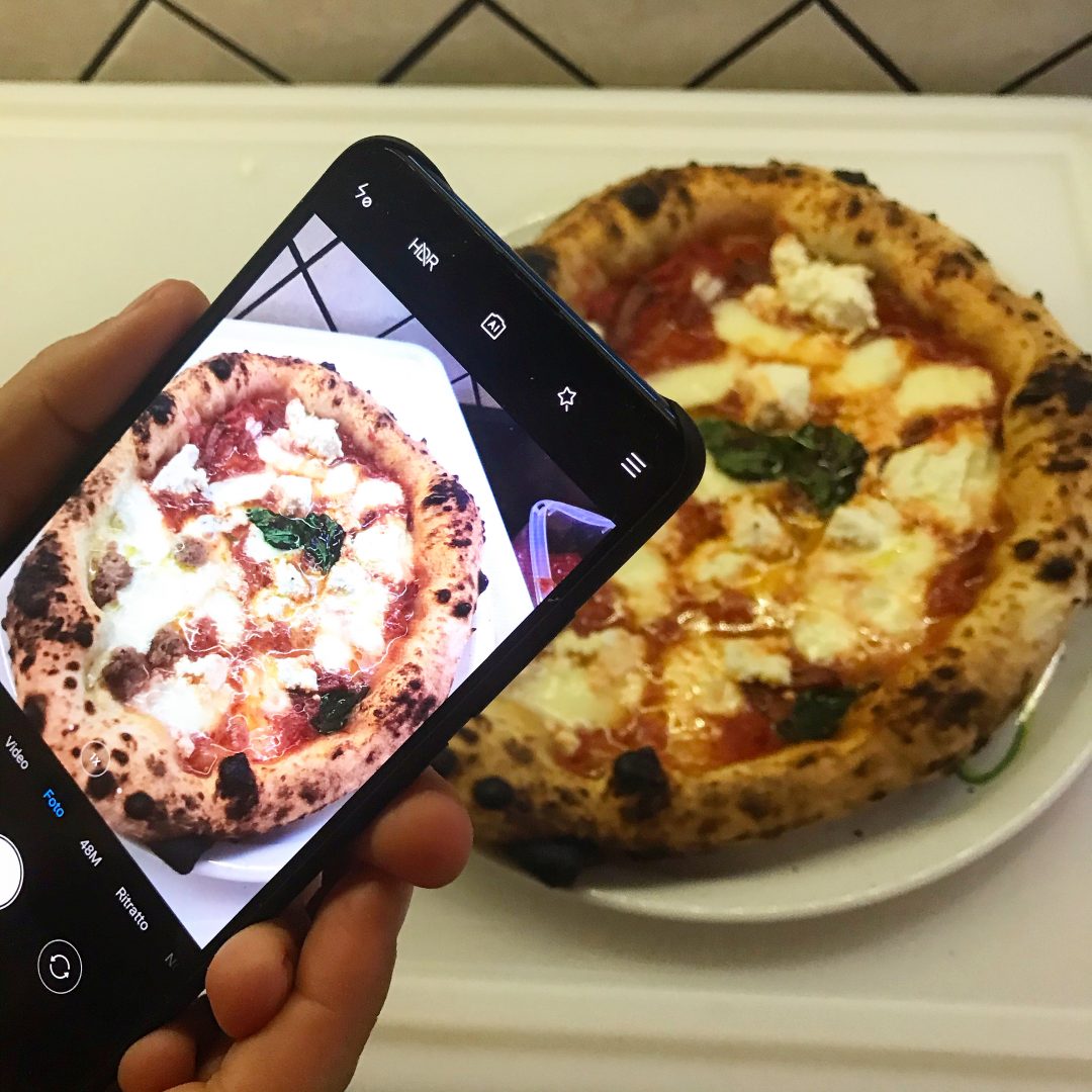 Foto di una foto alla pizza