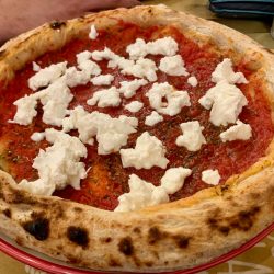 Pizza rossa con stracciatella (Mozzabella Street Food, Bologna)