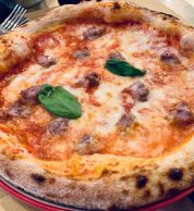Pizza margherita con salsiccia (Mozzabella Street Food, Bologna)