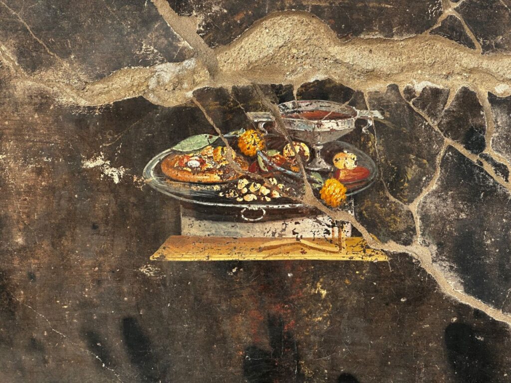 Una pizza “ante litteram” emerge in un nuovo affresco ritrovato a Pompei
