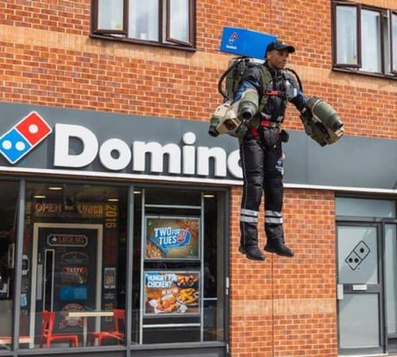 Domino’s e la consegna della pizza con la tuta da jet